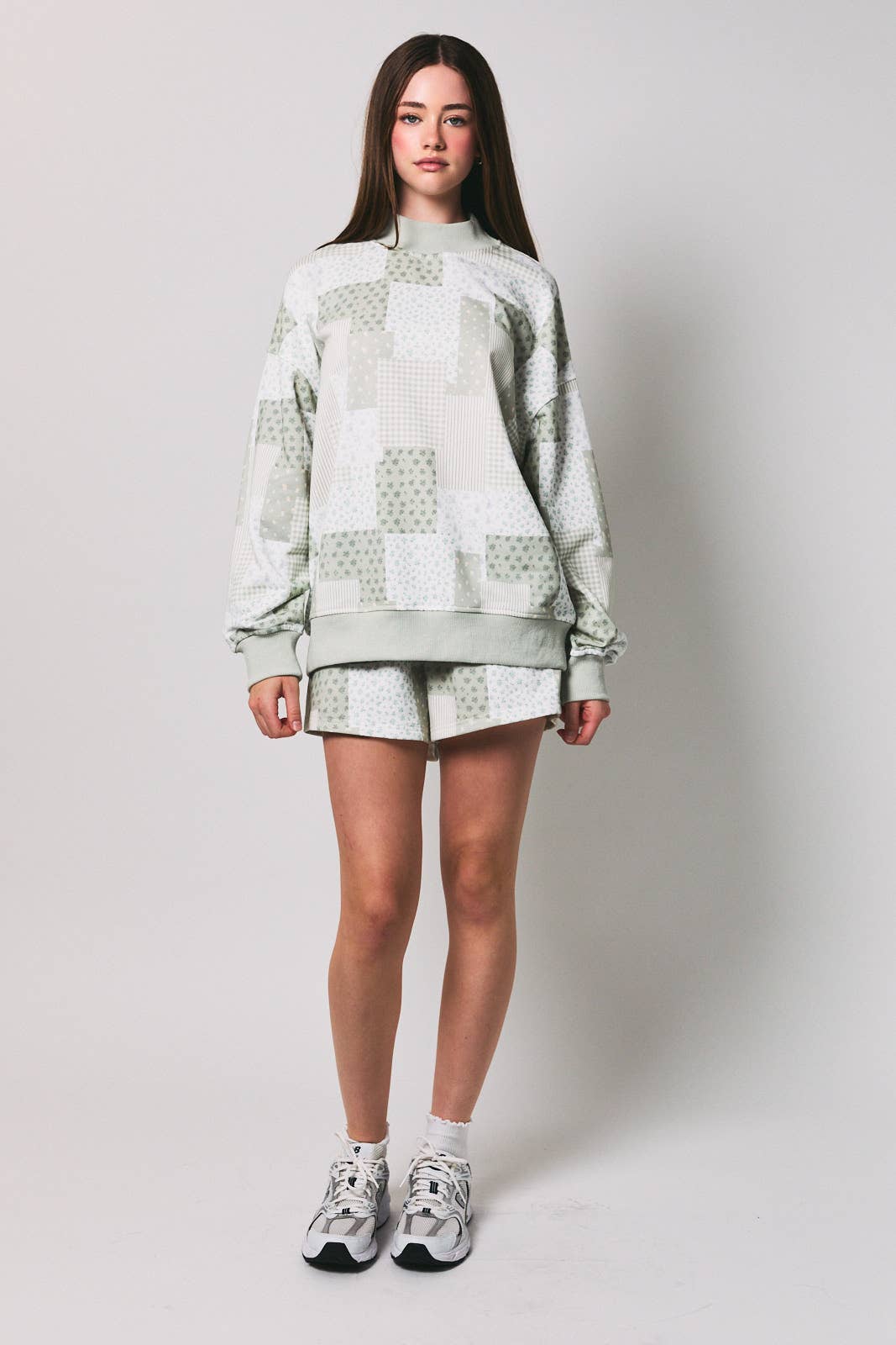 LONG SLEEVE MOCK NECK PATCH WORK PRINT SWEATSHIRT: LT PINK-MULTI / L