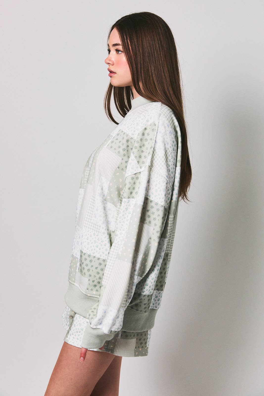 LONG SLEEVE MOCK NECK PATCH WORK PRINT SWEATSHIRT: LT PINK-MULTI / L