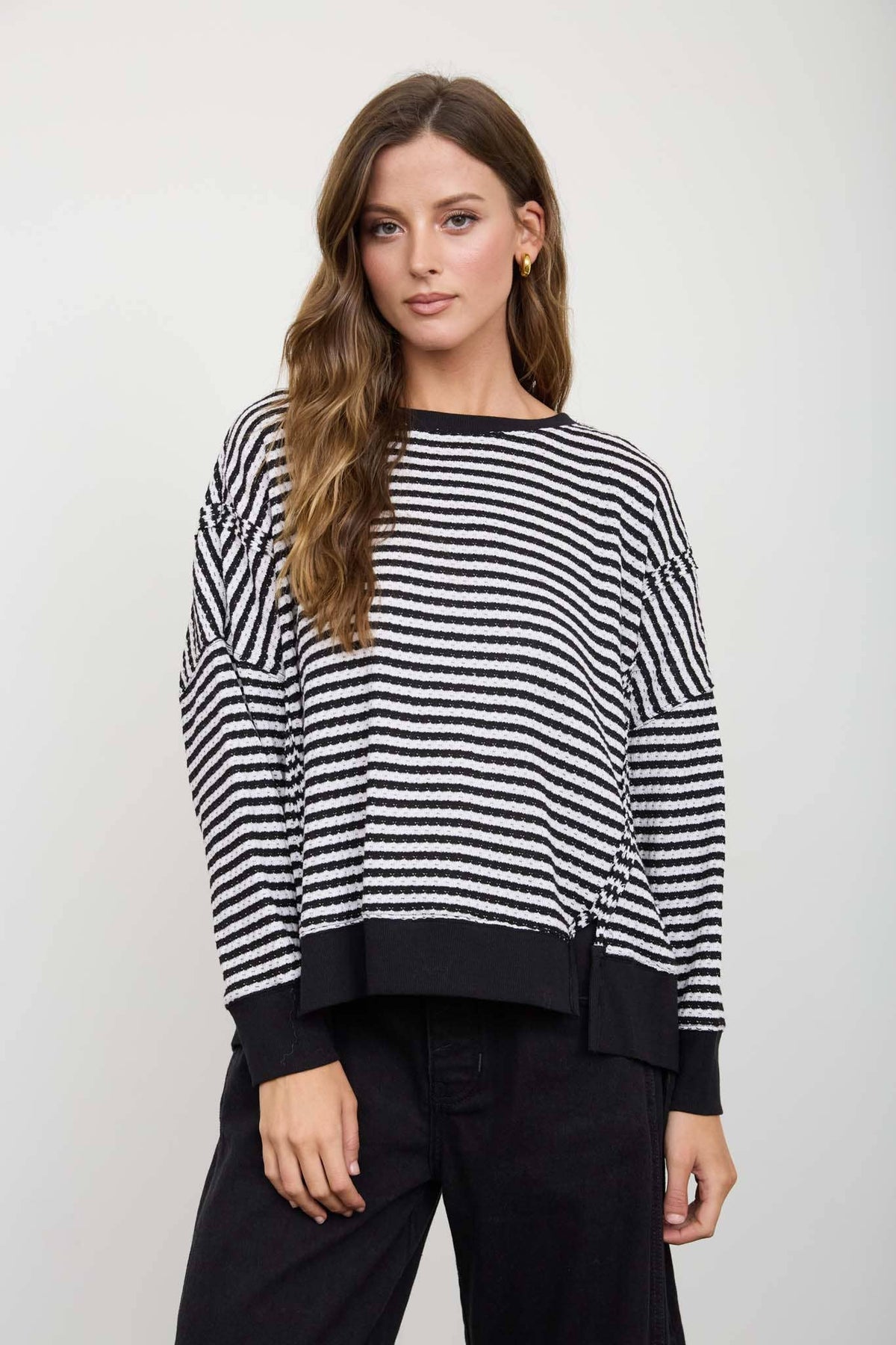 STRIPE EXPOSED SEAM SPLIT HEM LONG SLEEVE KNIT TOP : CREAM