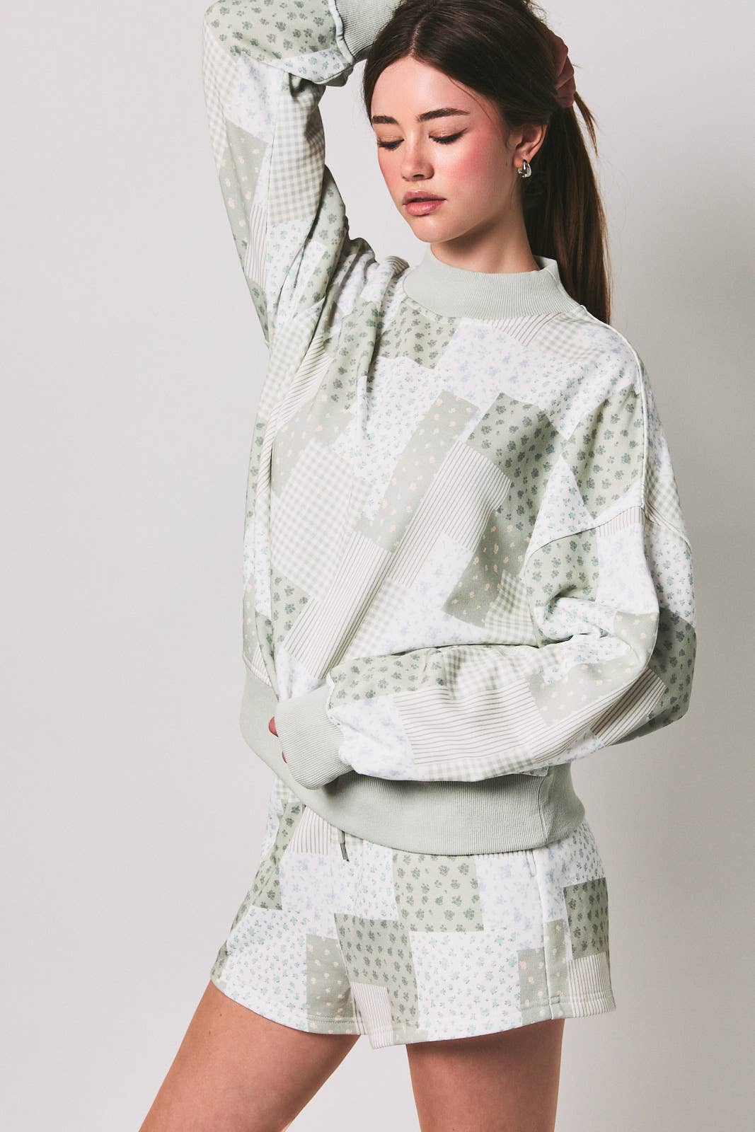 LONG SLEEVE MOCK NECK PATCH WORK PRINT SWEATSHIRT: LT PINK-MULTI / L
