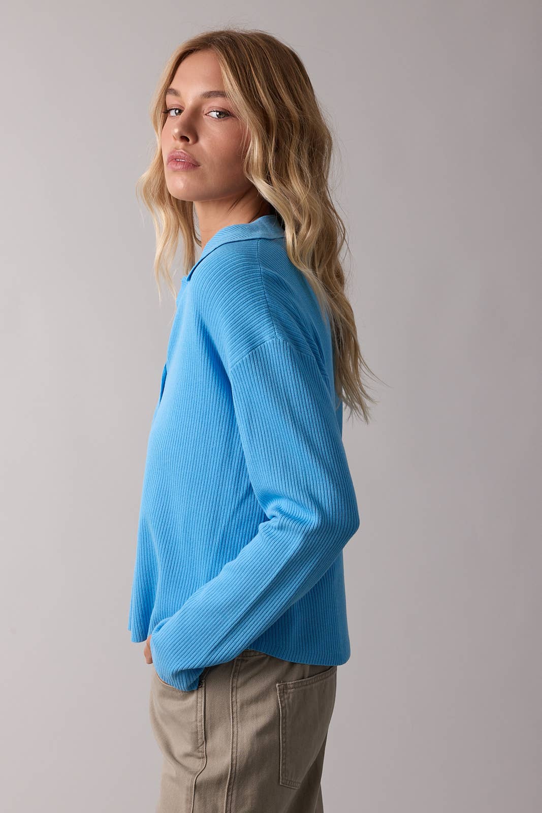 RIBBED COLLARED BUTTON-UP KNIT TOP