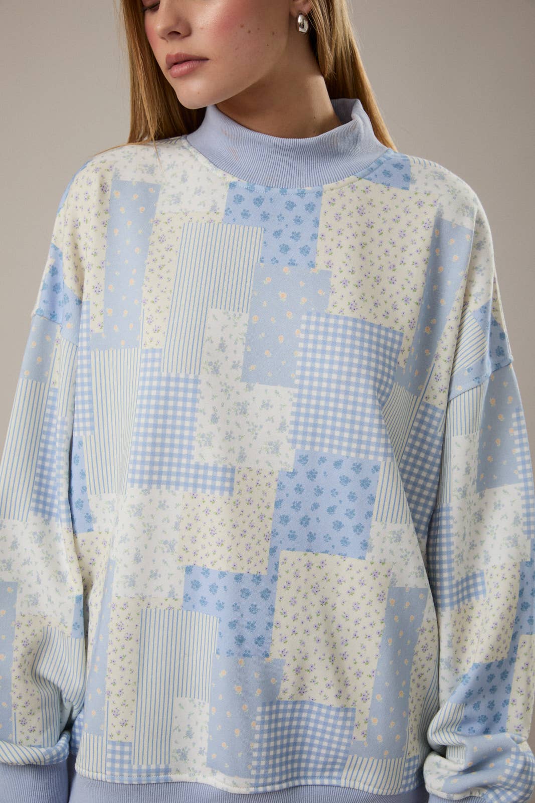 LONG SLEEVE MOCK NECK PATCH WORK PRINT SWEATSHIRT: LT PINK-MULTI / L
