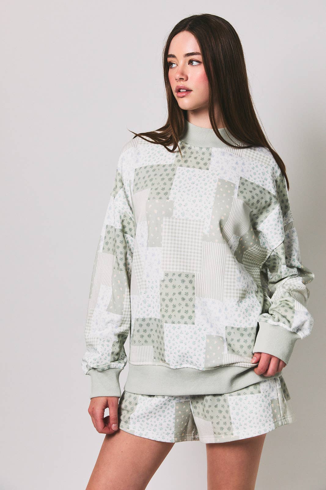 LONG SLEEVE MOCK NECK PATCH WORK PRINT SWEATSHIRT: LT PINK-MULTI / L
