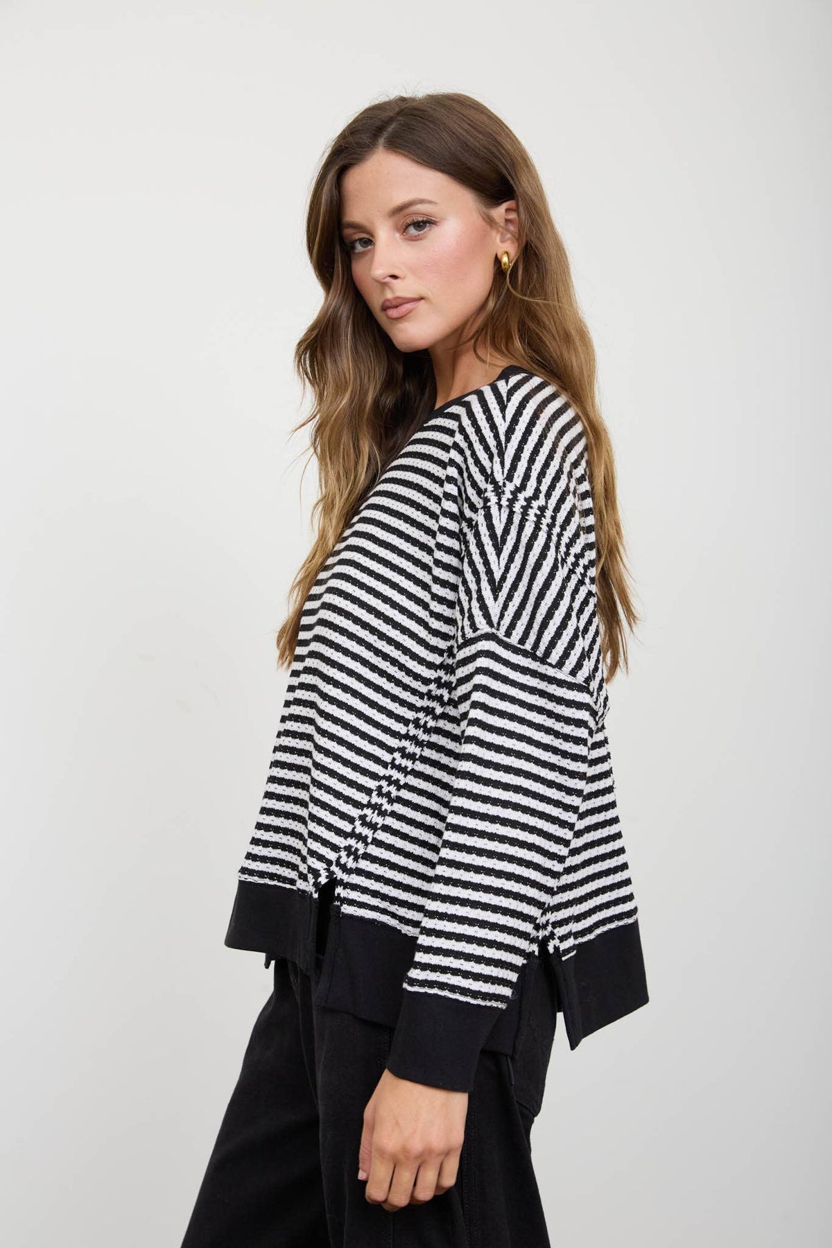 STRIPE EXPOSED SEAM SPLIT HEM LONG SLEEVE KNIT TOP : BROWN