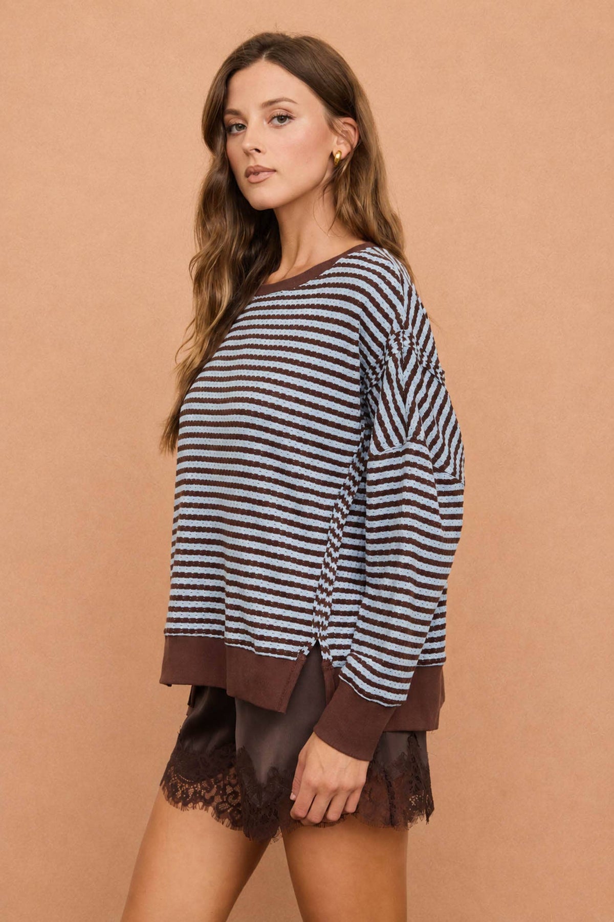 STRIPE EXPOSED SEAM SPLIT HEM LONG SLEEVE KNIT TOP : CREAM