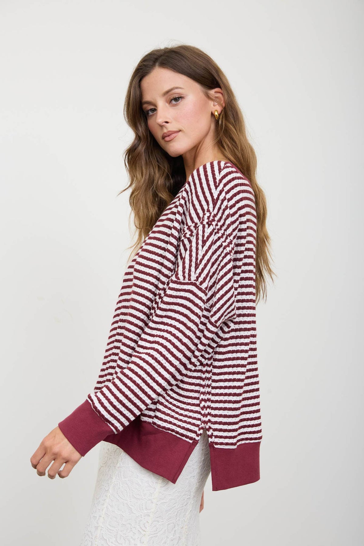 STRIPE EXPOSED SEAM SPLIT HEM LONG SLEEVE KNIT TOP : BROWN