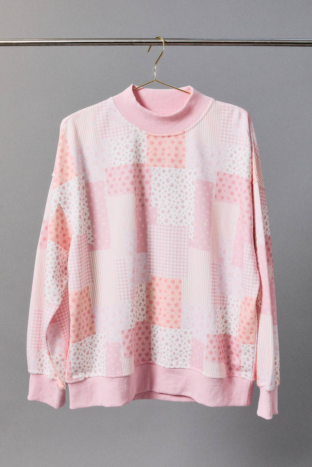 LONG SLEEVE MOCK NECK PATCH WORK PRINT SWEATSHIRT: SAGE-MULTI / L