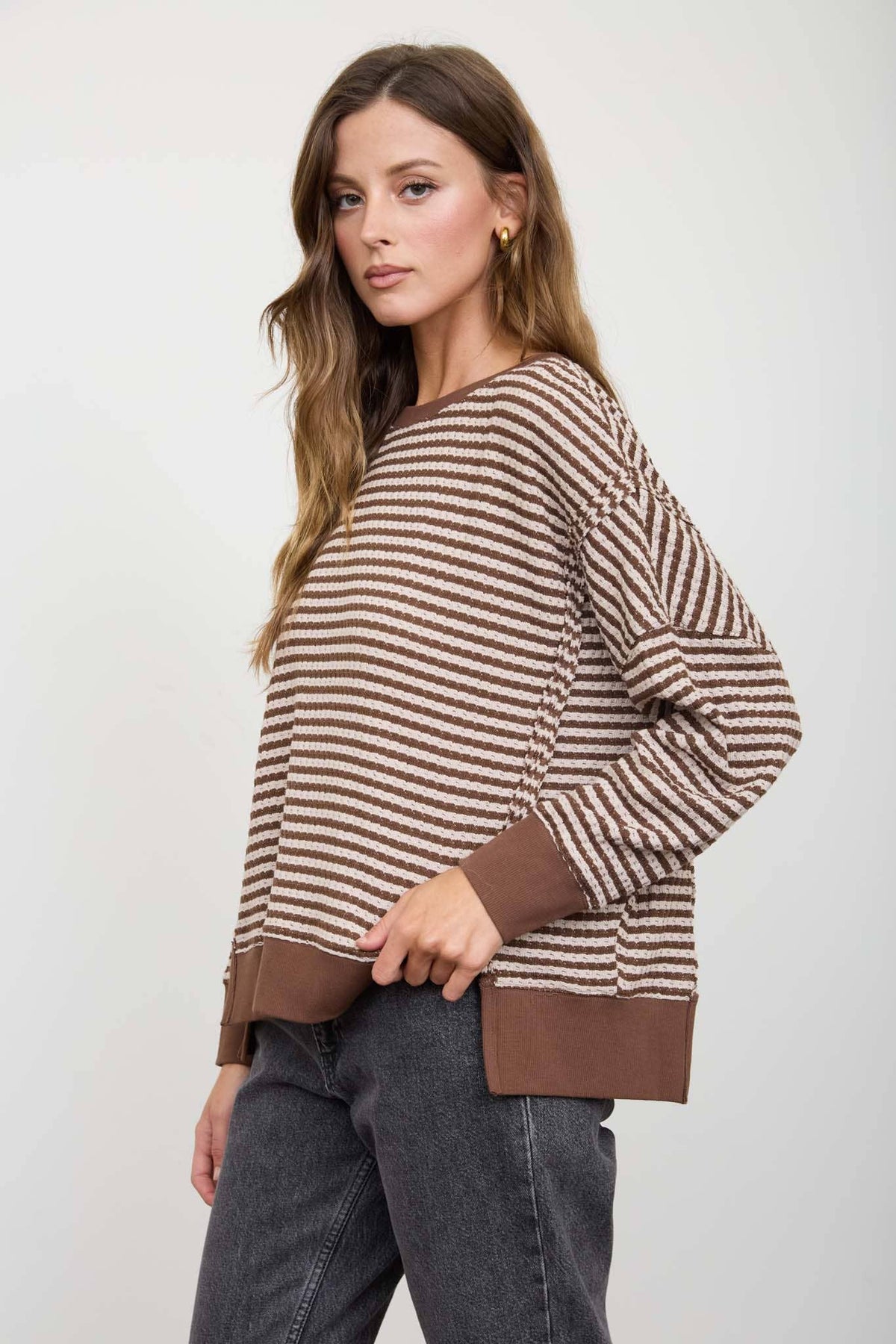 STRIPE EXPOSED SEAM SPLIT HEM LONG SLEEVE KNIT TOP : CREAM
