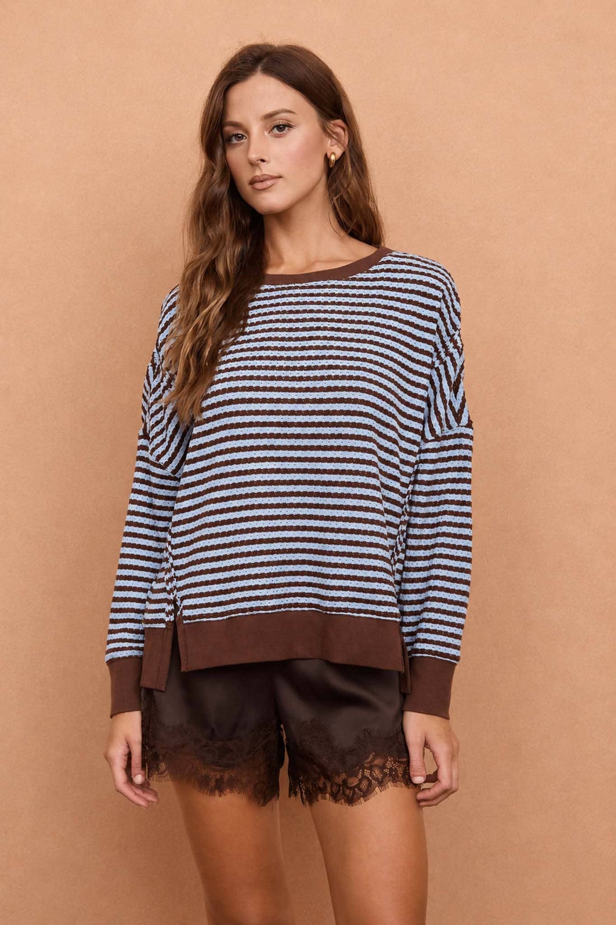 STRIPE EXPOSED SEAM SPLIT HEM LONG SLEEVE KNIT TOP : CREAM