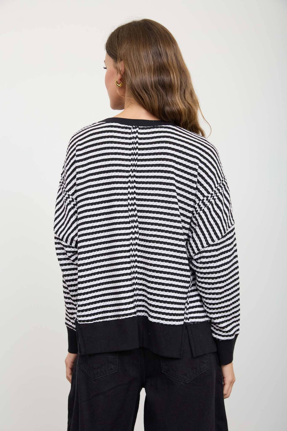 STRIPE EXPOSED SEAM SPLIT HEM LONG SLEEVE KNIT TOP : BROWN