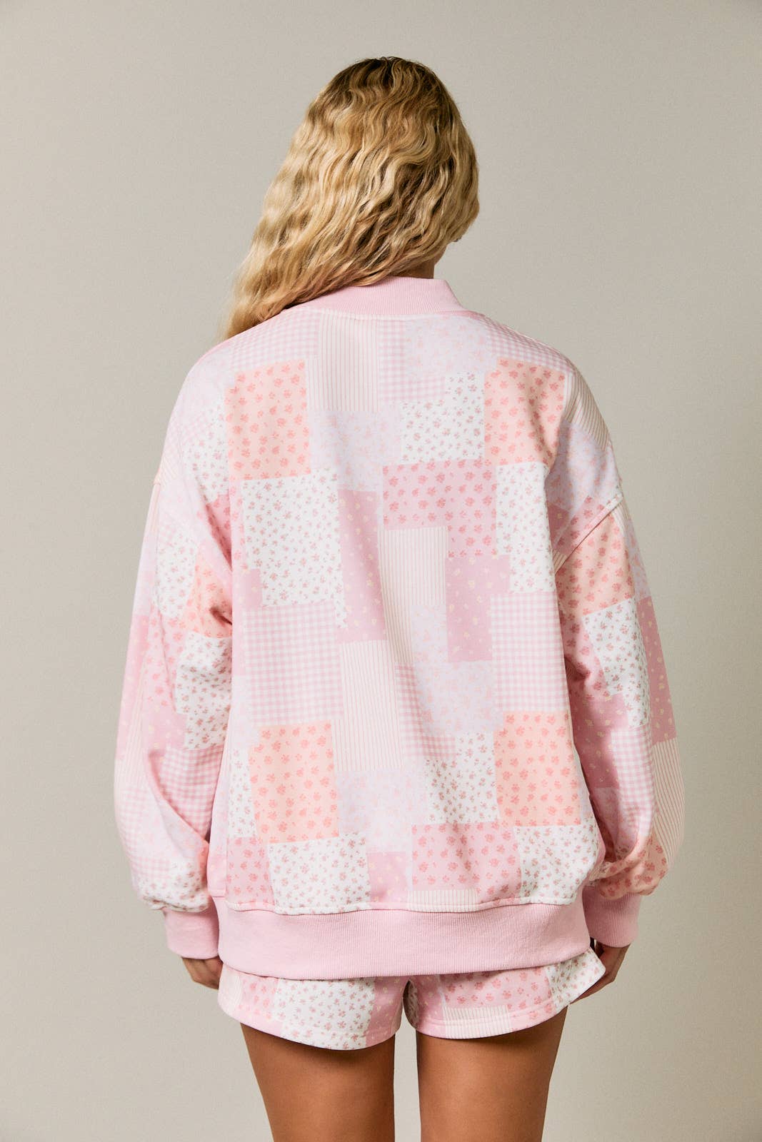 LONG SLEEVE MOCK NECK PATCH WORK PRINT SWEATSHIRT: SAGE-MULTI / L