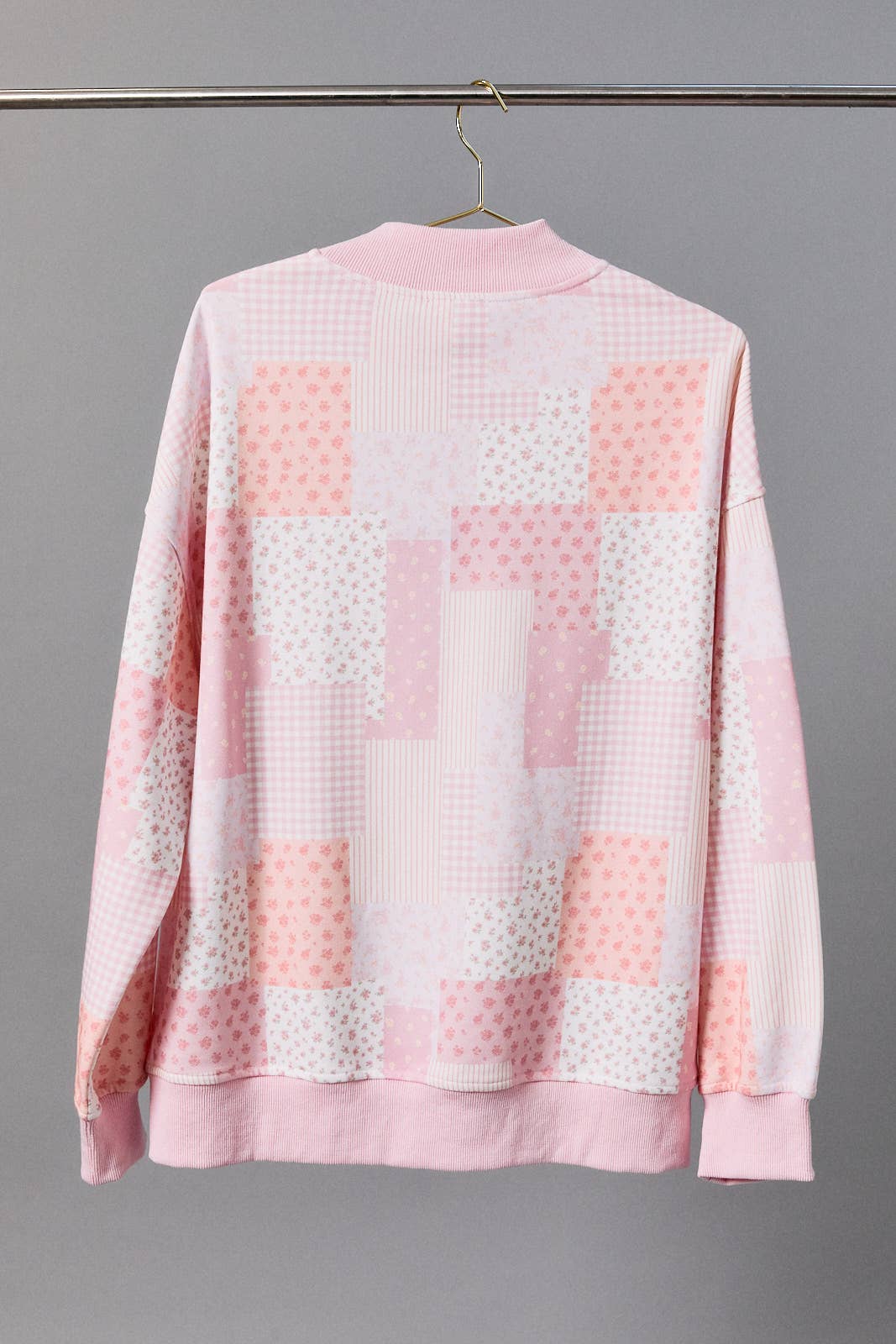 LONG SLEEVE MOCK NECK PATCH WORK PRINT SWEATSHIRT: SAGE-MULTI / L