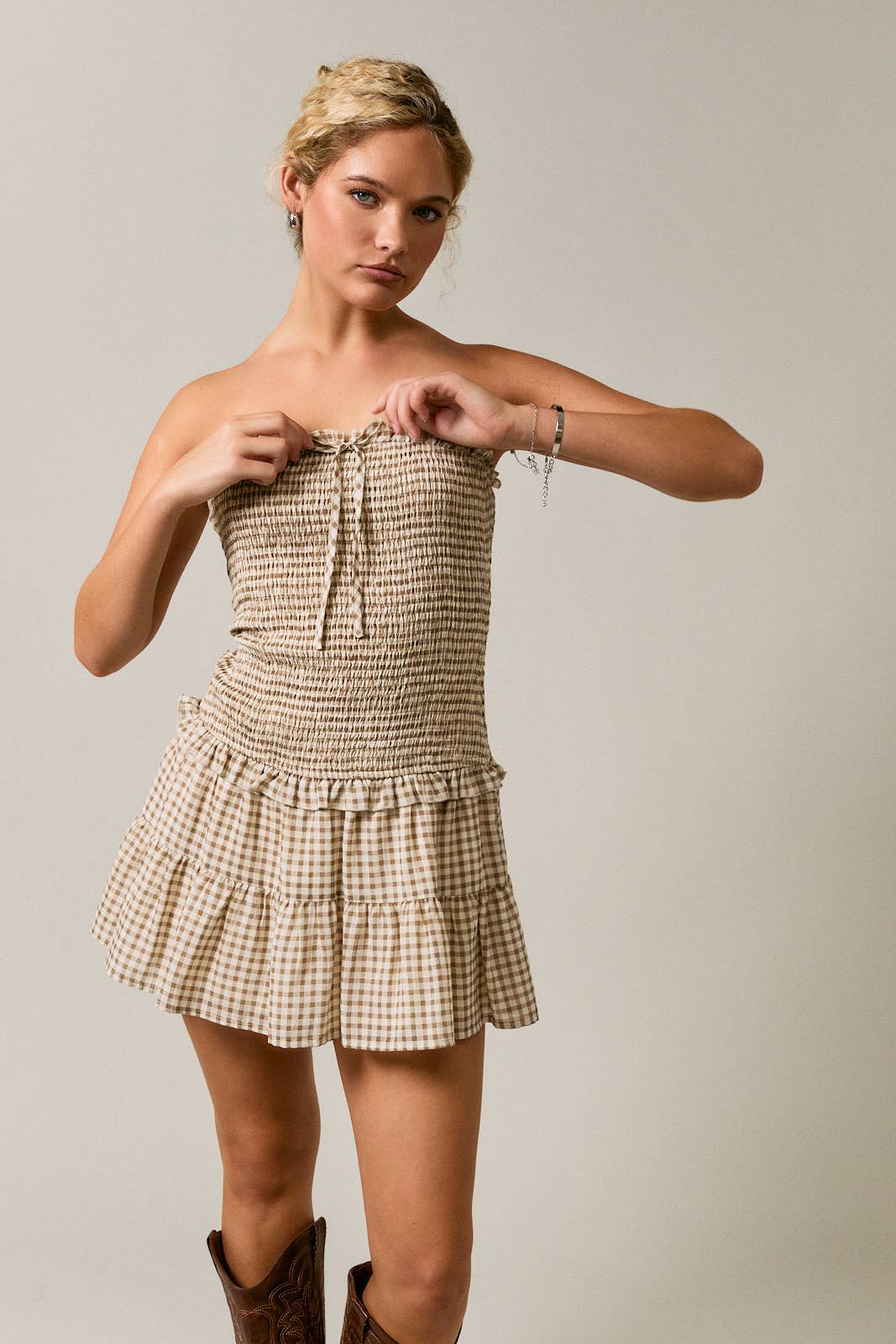 SMOCKED BODICE LOW WAIST TUBE DRESS: CREAM-BROWN GINGHAM / L