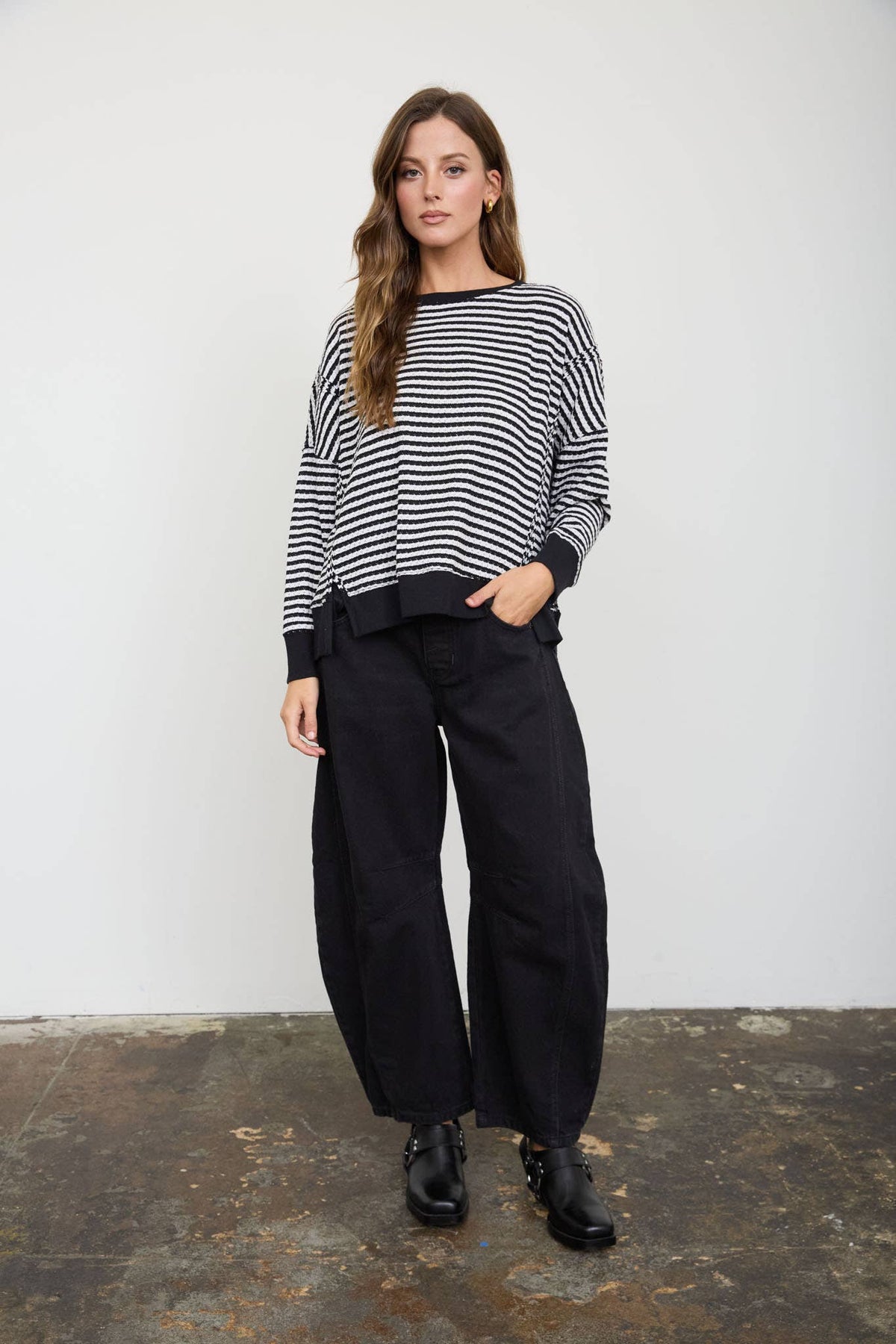 STRIPE EXPOSED SEAM SPLIT HEM LONG SLEEVE KNIT TOP : CREAM