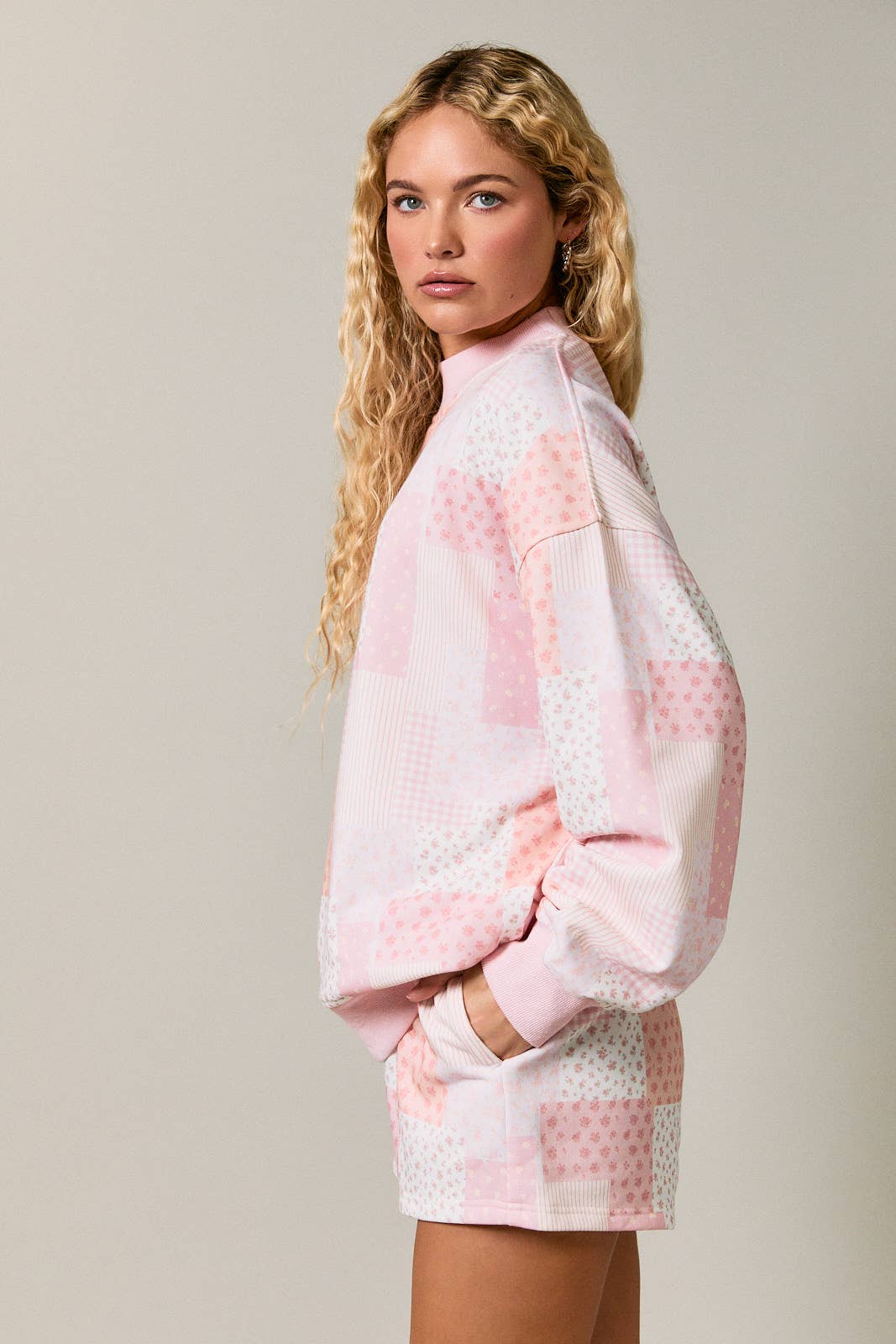 LONG SLEEVE MOCK NECK PATCH WORK PRINT SWEATSHIRT: LT PINK-MULTI / L