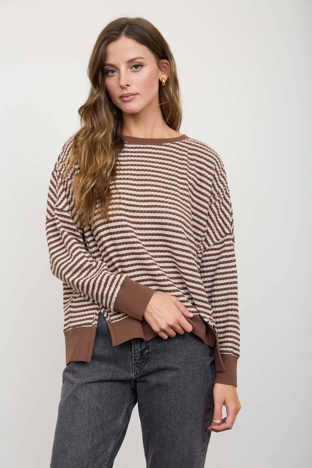 STRIPE EXPOSED SEAM SPLIT HEM LONG SLEEVE KNIT TOP : CREAM