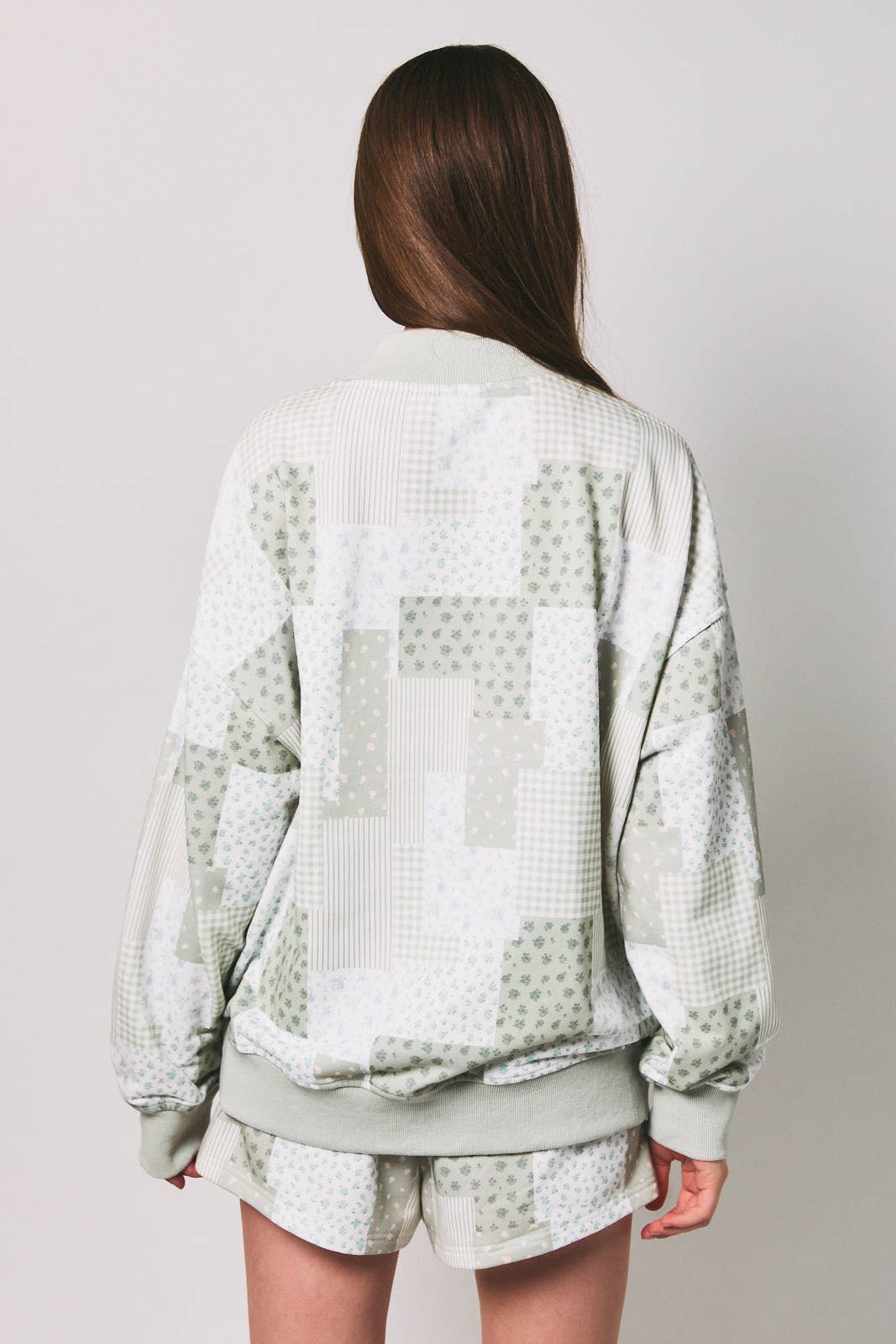 LONG SLEEVE MOCK NECK PATCH WORK PRINT SWEATSHIRT: LT PINK-MULTI / L