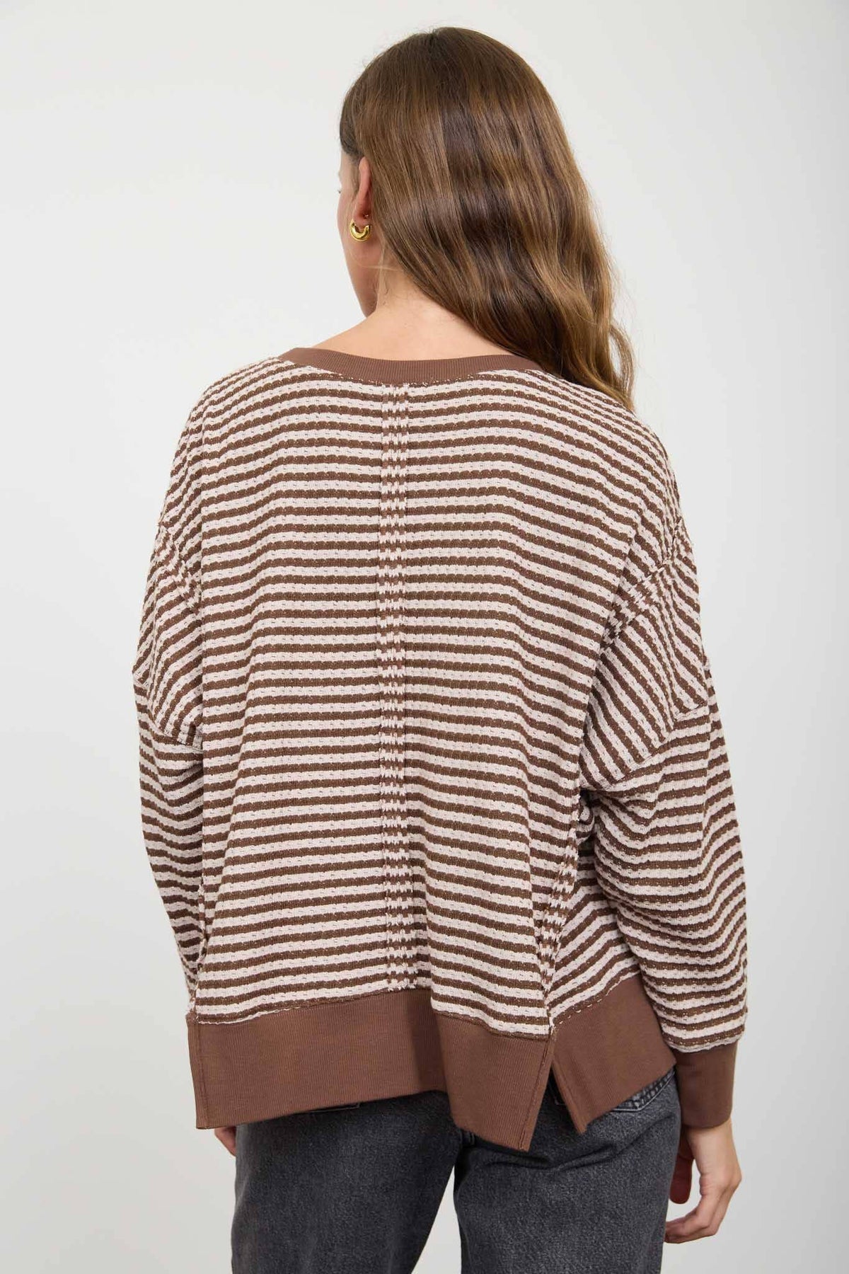 STRIPE EXPOSED SEAM SPLIT HEM LONG SLEEVE KNIT TOP : CREAM