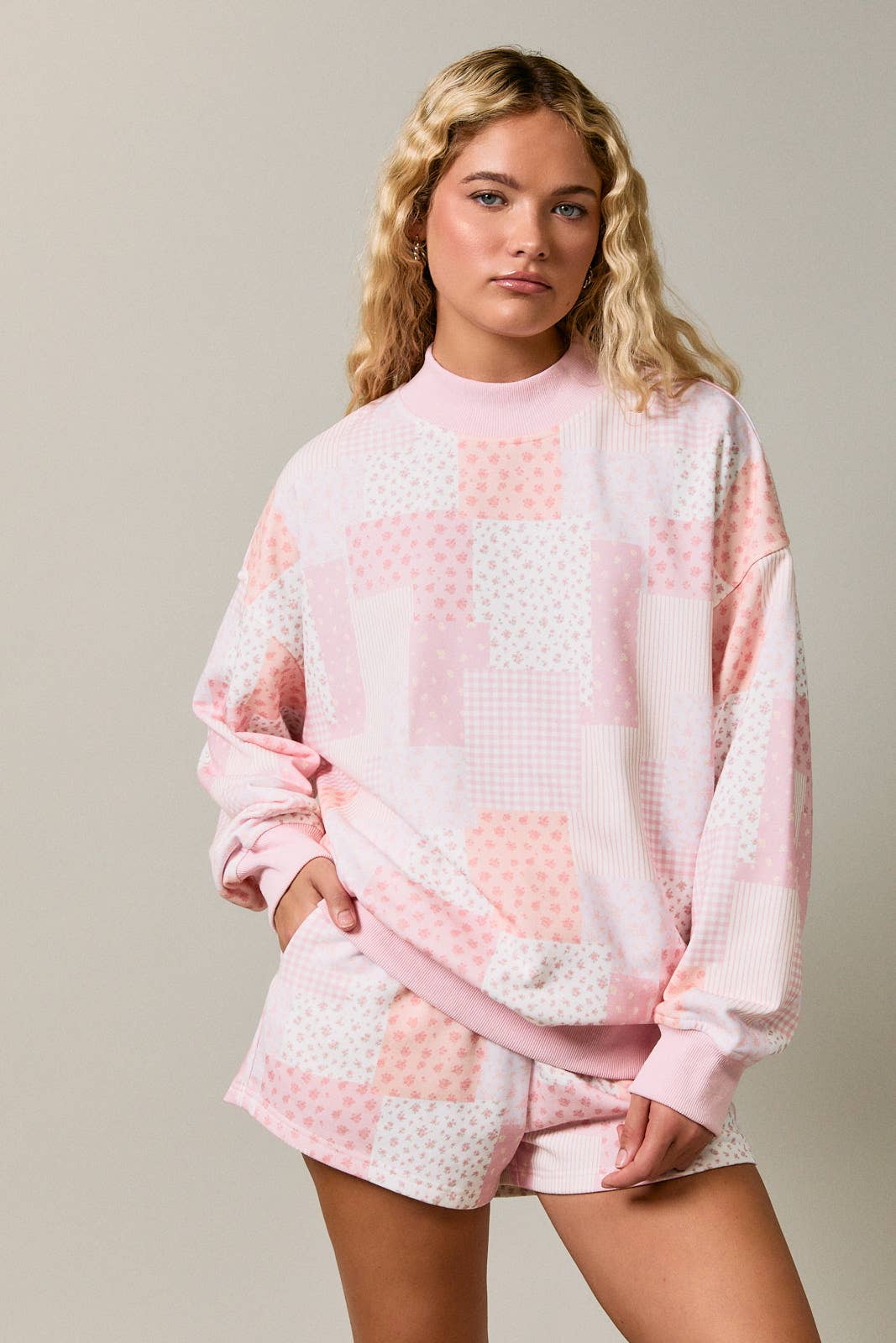 LONG SLEEVE MOCK NECK PATCH WORK PRINT SWEATSHIRT: LT PINK-MULTI / L