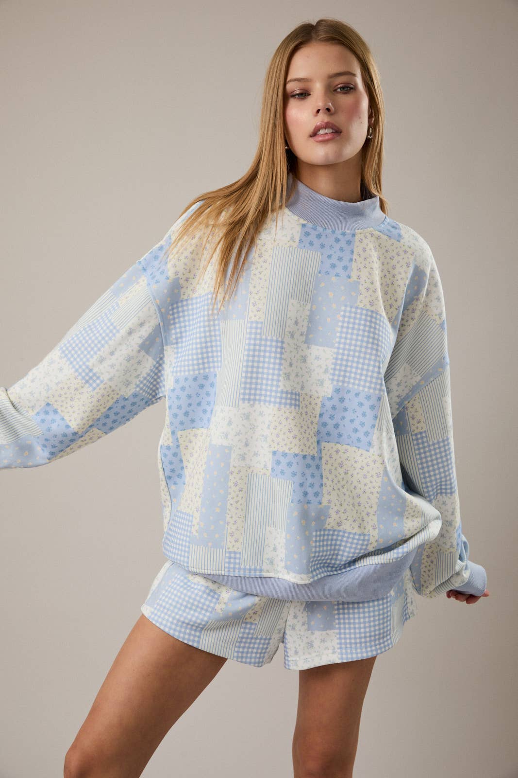 LONG SLEEVE MOCK NECK PATCH WORK PRINT SWEATSHIRT: LT PINK-MULTI / L