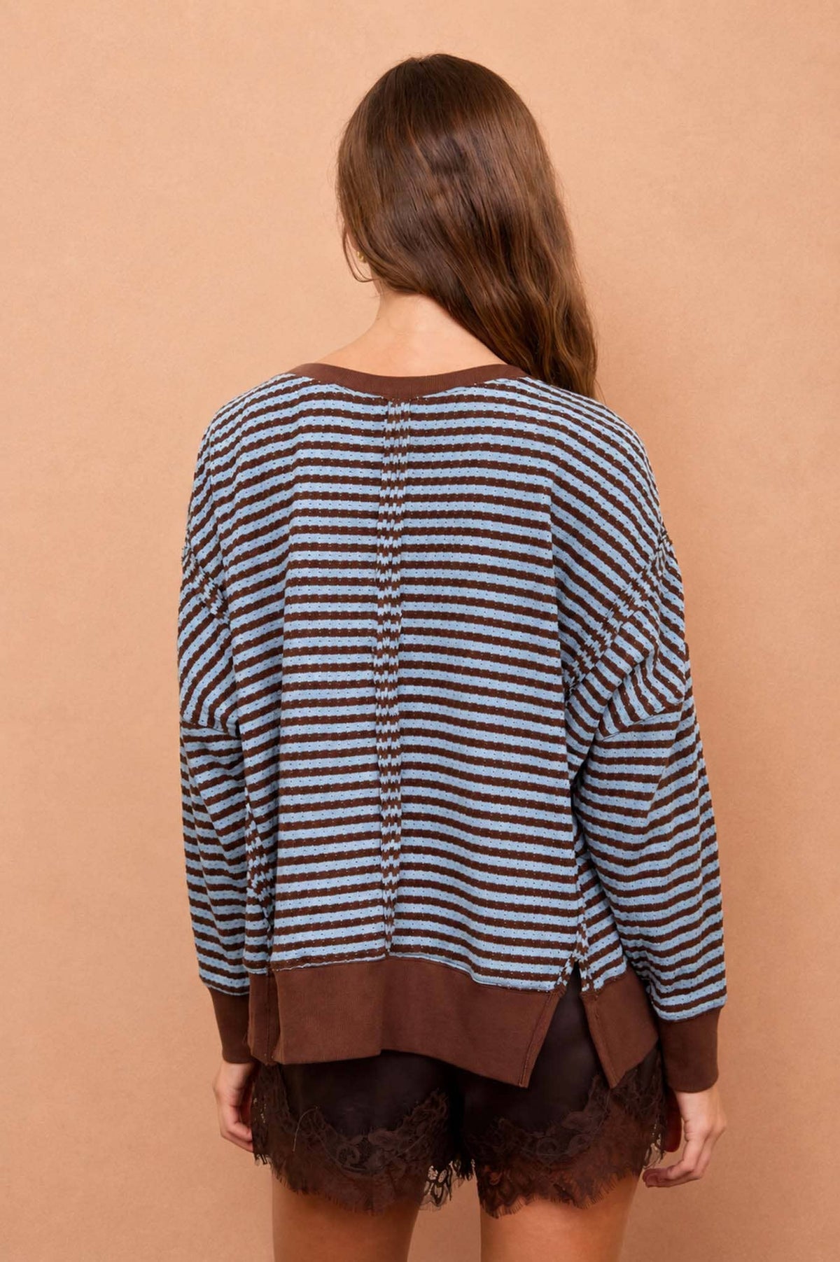 STRIPE EXPOSED SEAM SPLIT HEM LONG SLEEVE KNIT TOP : BROWN