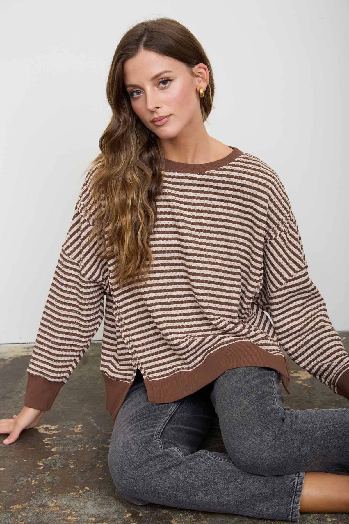 STRIPE EXPOSED SEAM SPLIT HEM LONG SLEEVE KNIT TOP : CREAM